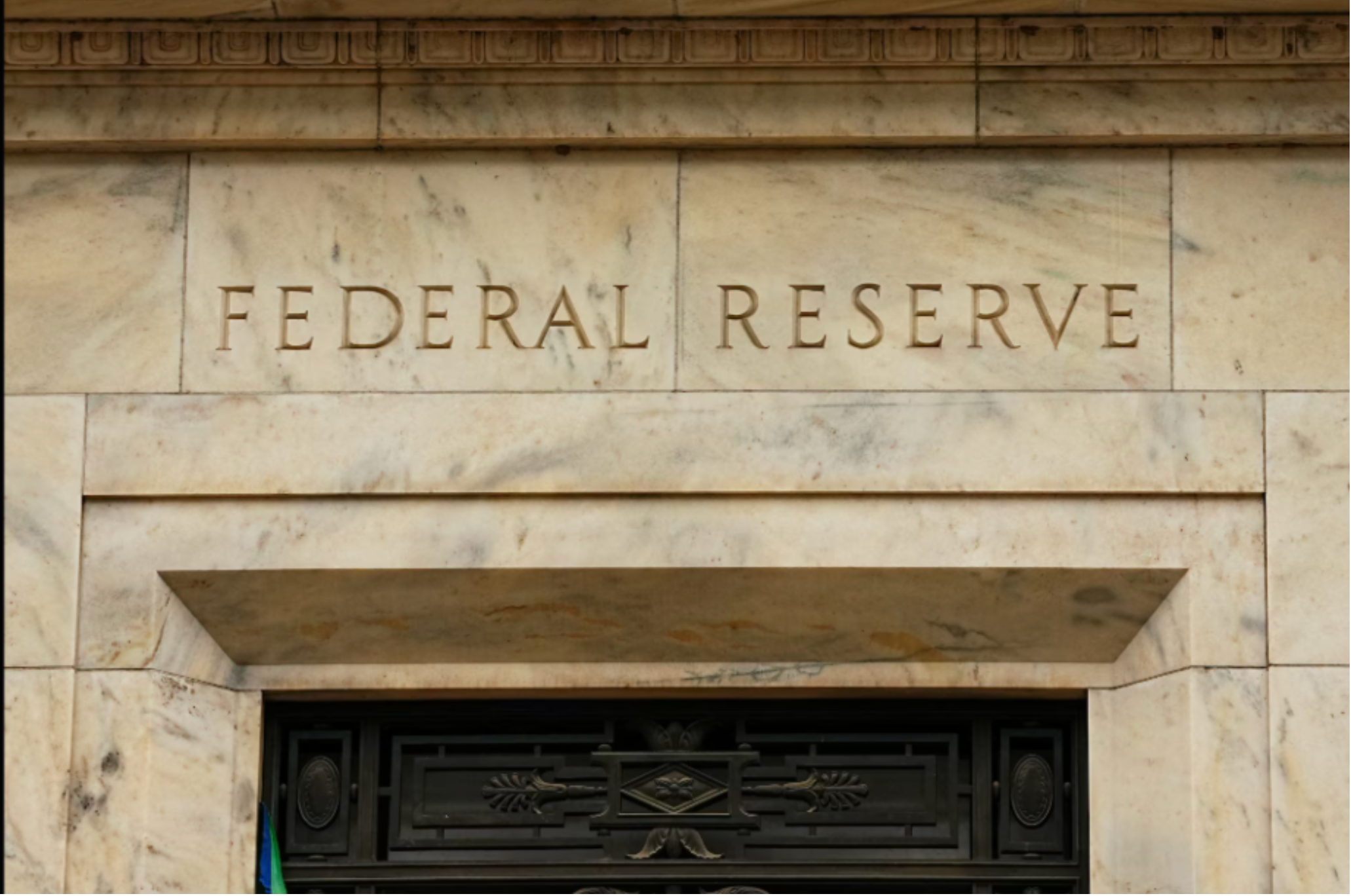 Federal Reserve building facade symbolizing the Fed’s inflation and rate decision challenge.