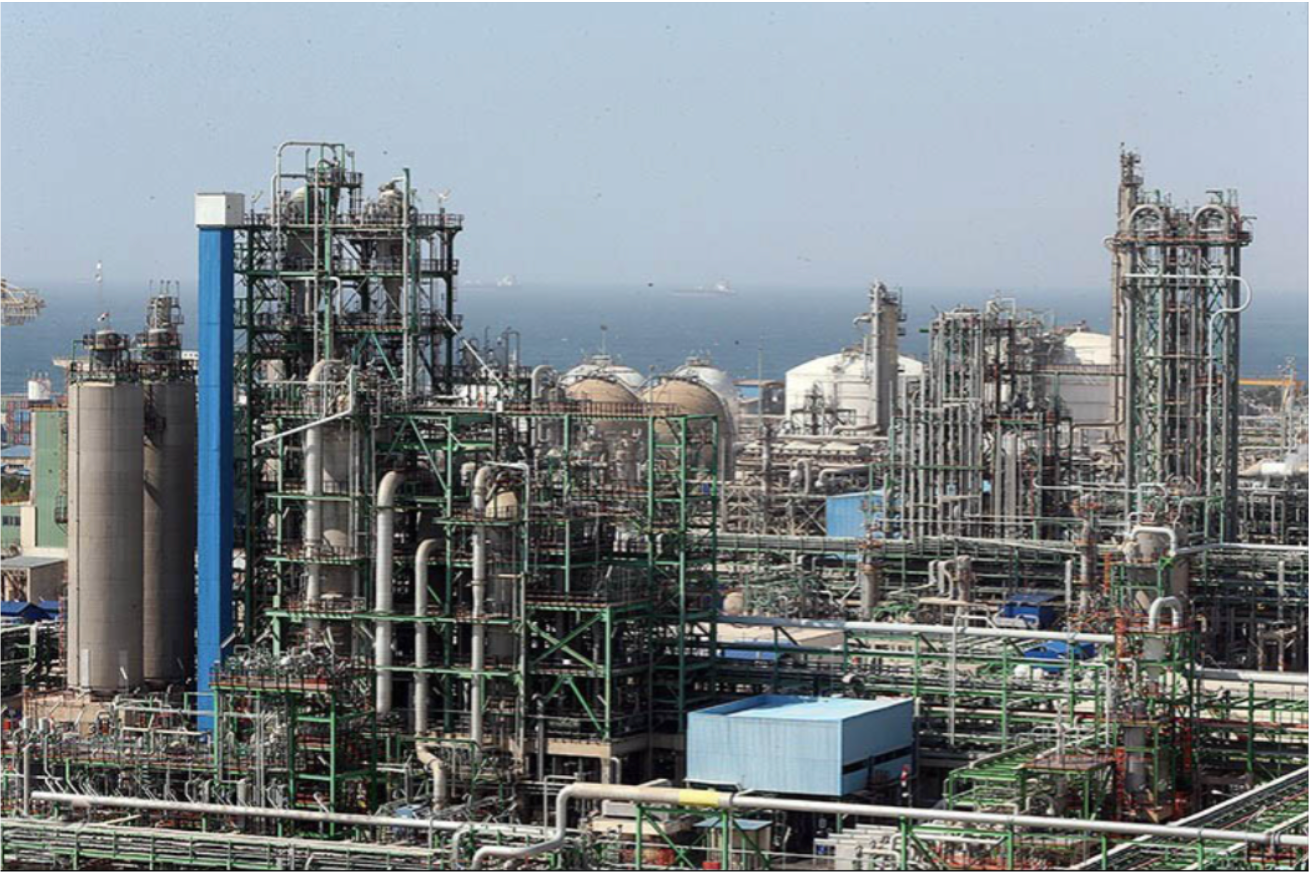 Large oil and gas processing facility symbolizing Iran’s export-dependent energy sector.